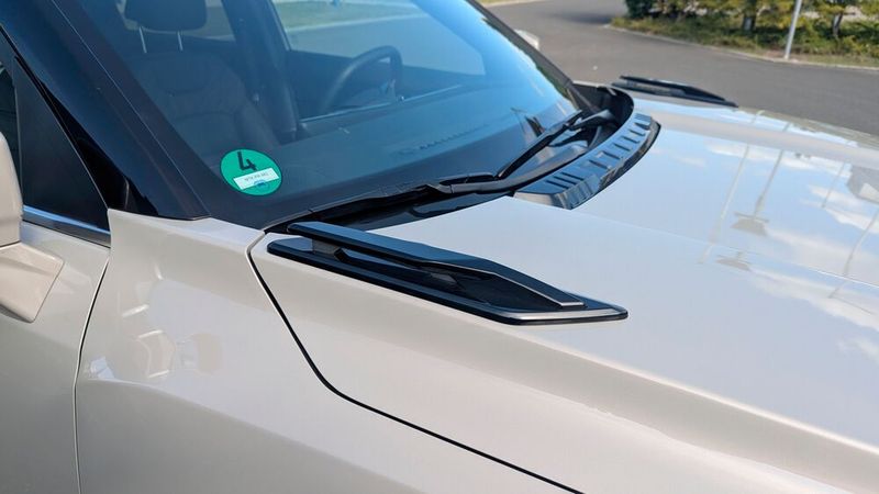 Applikationen wie diese Griffe (?) sollen wohl robust und praxistauglich wirken, die Funktion hat sich uns aber nicht erschlossen. (Bild: Rosenow – VCG)