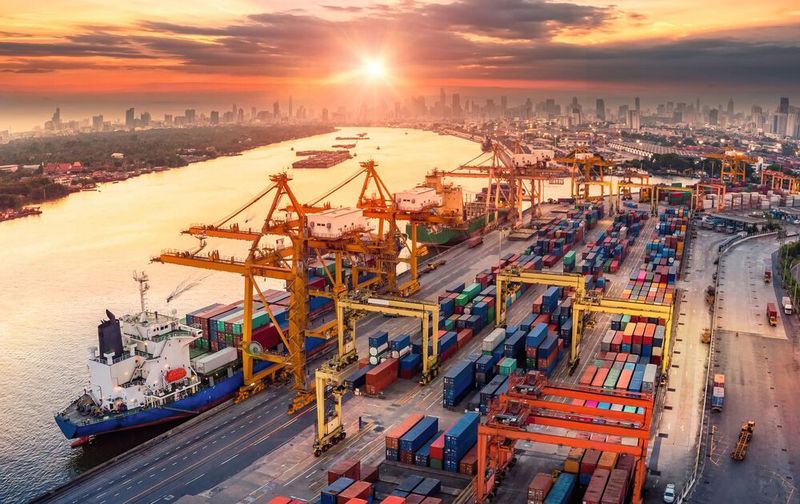 Insbesondere mit den elektrohydraulischen DX-Bremsen der neuen Generation bietet Ringspann eine überzeugende Lösung für die Realisierung montage-, bedien- und servicefreundlicher Halte- und Notstopp-Systeme für die Hubwerke von Hafen- und Containerkranen.  (Bild: Travelmania/Adobe Stock)