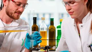 Wenn es nach ihnen geht, werden Dieselfahrzeuge bald von reinem Biodiesel angetrieben: Agostino Antonio Biafora und Annika Bernhardt vom Sonderforschungsbereich 3-MET an der TU Kaiserslautern wollen ein Verfahren mitentwickelt haben, mit dem sie die chemischen Eigenschaften von Biodiesel gezielt verändern können.  (TU Kaiserslautern/Thomas Koziel)