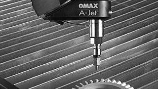 Bild 1: Der jüngste Winkelschneidkopf Omax-A-Jet von Innomax schneidet jetzt präzise Fasen bis 60 °. (Bild: Innomax)