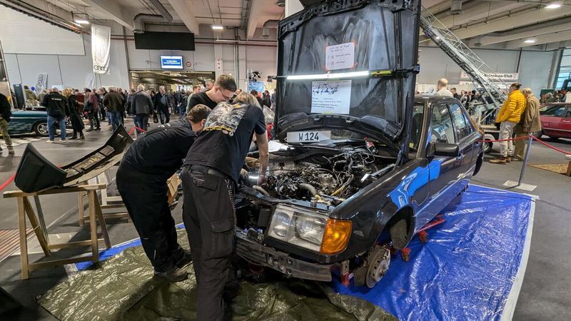 Klasse Idee und 2023 erstmals präsentiert: die Live-Reparatur eines Young-/Oldtimers, durchgeführt von jungen Schraubenden in Eigenregie. (Bild: Dominsky – VCG)