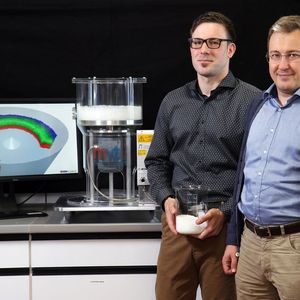 Dominik Weis (li.) und Professor Sergiy Antonyuk arbeiten daran, die Prozesse der Kugelbildung im Sphäronisator zu verbessern.