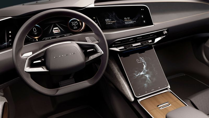 Änhlich wie bei Tesla findet der Fahrer im Cockpit statt Knöpfen einen Touchscreen. (Bild: Lucid Motors)