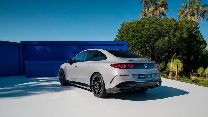 Im Boden des C 400 4Matic stecken Zellen mit einer Kapazität von nutzbaren 94,5 kWh. (Bild: Mercedes-Benz)