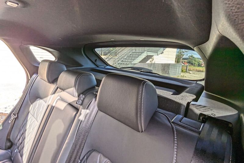 Alle Welt redet von Sicherheit im Automobilbau. Das dazu auch passive Sicherheit gehört, blenden die meisten Hersteller leider aus. Wer beim Qashqai nach schräg hinten blickt, sieht vieles, nur ziemlich wenig von seinem Umfeld – Stichwort Fußgänger, Radfahrer, etc. beim Abbiegen. (Bild: Dominsky – VCG)