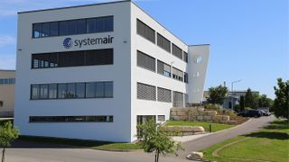 Systemair-Firmengebäude: Am Standort Windischbuch bündelt das Unternehmen Verwaltung, Logistik und Produktion. Das nahegelegene Expo-Center bietet Raum für die Fachseminare, Workshops und technische Trainings.


 (Bild: Systemair)