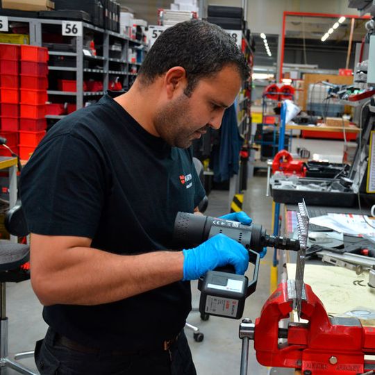 Der Masterservice von Würth feiert Jubiläum: 1996 startete der Reparaturservice mit 40 Wareneingängen. 2016 werden täglich über 500 Aufträge bearbeitet. Der Masterservice von Würth feiert Jubiläum: 1996 startete der Reparaturservice mit 40 Wareneingängen. 2016 werden täglich über 500 Aufträge bearbeitet.