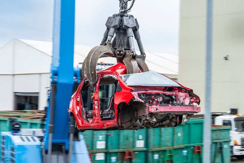 Die Toyota Circular Factory zerlegt Altfahrzeuge, gewinnt Rohstoffe zurück und schickt Komponenten wieder in die Wertschöpfungskette (Bild: Toyota)