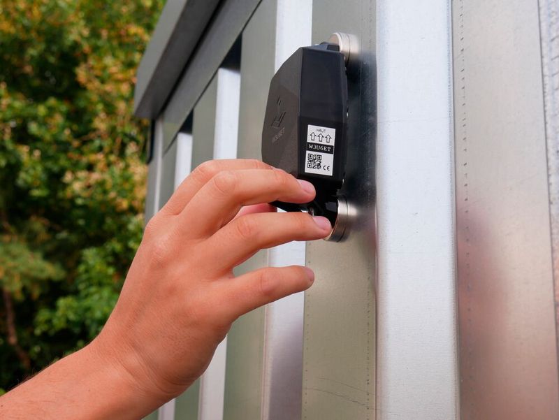 Tracker-Installation: der robuste Low-Power-Tracker „Track 1100“ mit langer Laufzeit mit NB-IoT-Konnektivität und garantierter Datenwiederherstellung.