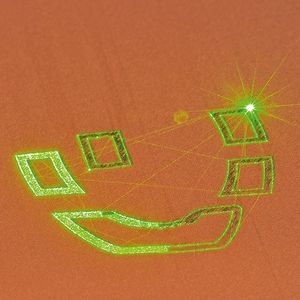 Belichtung einer Einzelschicht im SLM-Prozess mit grünem Laserstrahl zur Herstellung einer innengekühlten Spule für die induktive Wärmebehandlung. 