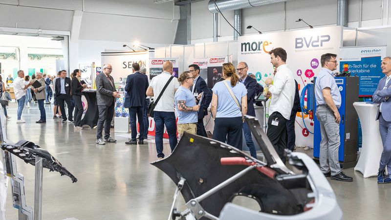 Das ist auch wichtig, denn einfacher wird das Leben der Unternehmerinnen und Unternehmer in der Karosserie- und Lackbranche nicht. (Bild: Stefan Bausewein)