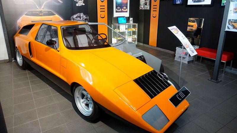 Nur in der Wankelausstellung der Autovision kann man den Mercedes C 111 als offenes Rolling Chassis bestaunen. Dabei werden für die Besucher Besonderheiten wie die Motor-/Getriebeeinheit und die aufwendig aufgebaute Renn-Hinterachse aus einem Formel-1-Rennwagen mit insgesamt acht Schubstreben sichtbar. Die Vorderachse und die Lenkung stammen aus dem MB-Serienbau. (Bild: Dominsky – VCG)