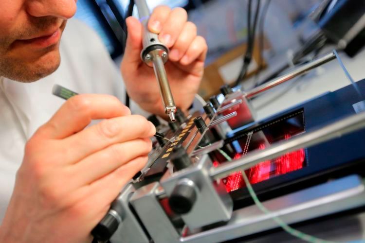 Elektronische Schaltungen direkt auf das Bauteil drucken
:
Ob Smartphone oder Auto – in technischen Systeme stecken viele Funktionen auf möglichst kleinem Bauraum. Dazu werden in der Regel Platinen benötigt, die viel Platz wegnehmen. Das Fraunhofer IEM hat auf der FMB eine neue Technologie vor, mit der elektronische Schaltungen direkt auf dreidimensionale Kunststoffbauteile platziert werden können – das Molded Interconnect Device (MID). Die Technologie MID ermöglicht eine direkte Integration von Leiterbahnen auf beliebig geformte Bauteile. 


 (Fraunhofer IEM)