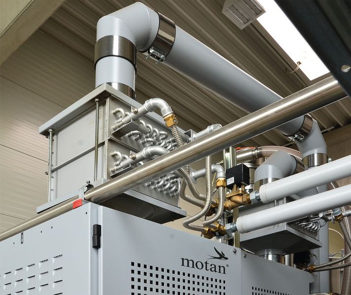 FKT nutzt Fernwärme zum Aufheizen der Trocknerluft. Die Motan-Steuerung ist in die bestehende Wärmetauschersysteme voll integriert worden. (Bild: Motan-Colortronic)