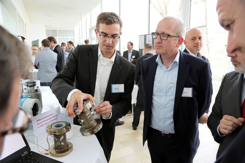 Austausch: Beim jährlichen Innovatorentreffen zeigen die Erfinderinnen und Erfinder von Endress+Hauser ihre Entwicklungen (Archivbild von 2017). (Endress+Hauser)