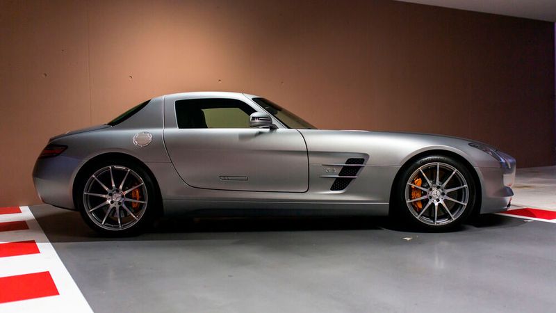 ... einen Mercedes-Benz SLS AMG mit Baujahr 2010 ... (Bild: Tom Hartley Jnr.)