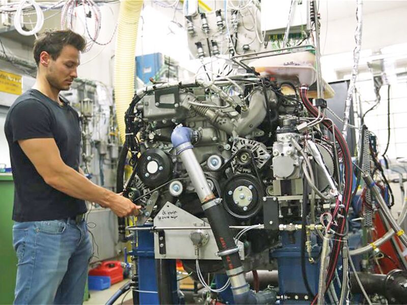 Das Projekt XME-Diesel, das vom Bundeswirtschaftsministerium gefördert wird, hat das Ziel, den Einsatz von OME voranzubringen. Beteiligt ist auch die TU München. Hier ist Dominik Pélerin beim Test am Vollmotor-Prüfstand.

 (Moritz Ermert / TUM)