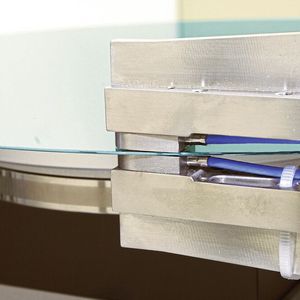 Kapazitive Sensoren werden häufig für Anwendungen eingesetzt, bei denen höchste Präzision und Stabilität gefordert sind wie beispielsweise bei der Waferdickenmessung, die mit zwei kapazitiven Sensoren erfolgt.(Bild:  Micro-Epsilon Messtechnik GmbH & Co. KG)