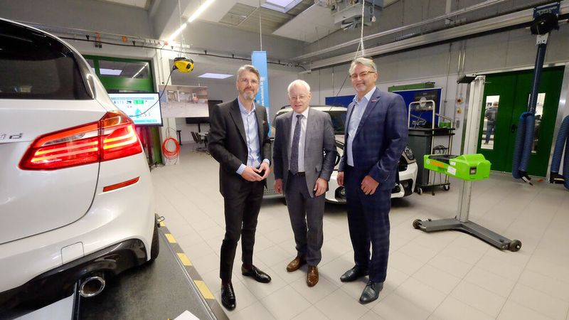 Präsentierten stolz die Einrichtung: (v. l.) Niklas Burmester, Geschäftsführer des Kfz-Gewerbes Saarland, Jürgen Barke, Minister für Wirtschaft, Innovation, Digitales und Energie des Saarlandes, und Martin Bitsch, Vorstandsvorsitzender des Kfz-Gewerbes Saarland.  (Bild: Zietz - VCG)