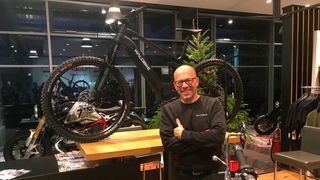 Die ersten Waldbikes sind fertig montiert, das Kernteam hat seine Arbeit aufgenommen. Im Frühjahr halten die E-Bikes Einzug in der Calwer Filiale des Autohauses Weeber.  (Bild: Autohaus Weeber)