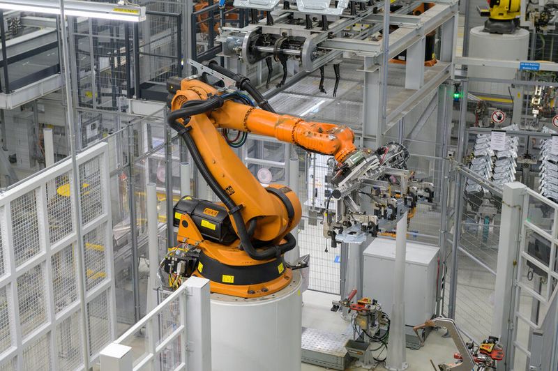 At BMW, the Ölflex DC Robot from Lapp is used on the robot arm. (Image:Lapp)