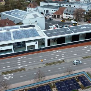 Photovoltaik findet sich nicht nur auf dem Dach, sondern auch an der Front des Autohauses. (Bild: Koch Auto-Gruppe)