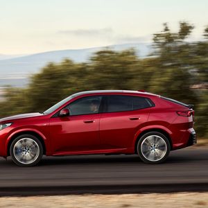 Kräftig gewachsen: Um fast 20 Zentimeter auf nun 4,55 Meter hat der BMW X2 in der Länge zugelegt.(Bild:  BMW)