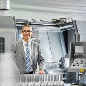 Reiner Höhn in der Dreherei des Familienunternehmens.(Bild:  Fluro-Gelenklager GmbH)