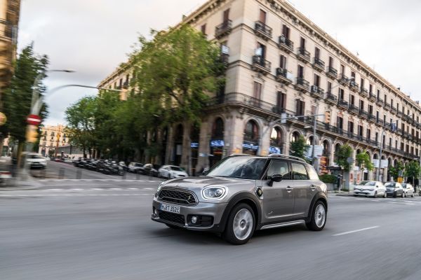 Der MINI Cooper S E Countryman ALL4 ist der erste Mini, bei dem ein Plug-in-Hybrid-Antrieb die Möglichkeit zu rein elektrischer und damit lokal emissionsfreier Mobilität eröffnet. (Mini)