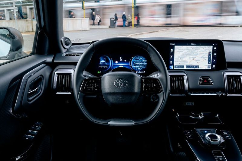 Vor dem Fahrer verschmelzen zwei Displays (10,25 Zoll für das Kombiinstrument, 10,1 Zoll für das Infotainment) zu einer modernen Anzeigeneinheit. (Bild: Toyota)