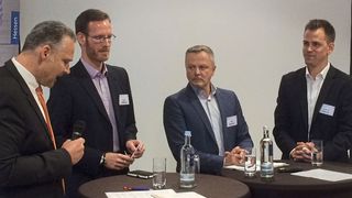 Kritische Fragen an die Vertreter der Online-Börsen: (v.li.) Moderator Roger Seidl (Kfz-Gewerbe Hessen), Henner Stollberg (Cargurus), Ullrich Heidester (Heycar) und Frederick Altrock (Mobile.de). (Bild: Baeuchle/»kfz-betrieb«)