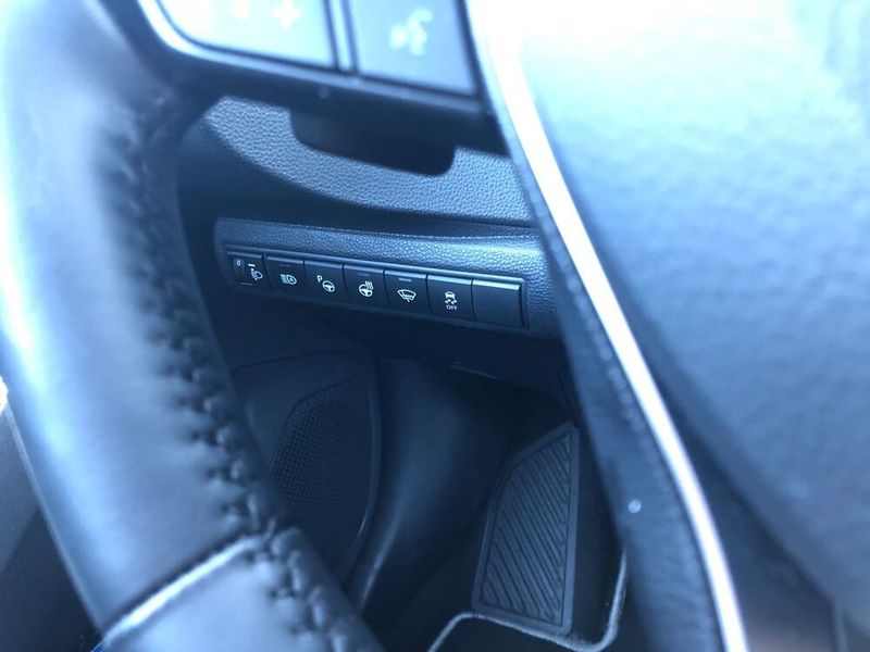... hinter dem Volant sind zahlreiche Tasten, Schalter und Knöpfe.  (Jens Scheiner/»Automobil Industrie«)