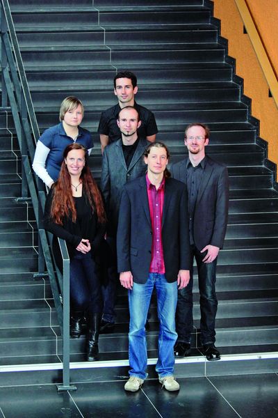2	 Das interdsiziplinäre Team der TU Chemnitz, das hinter der Entwicklung der Mikrohips steckt (vorne links: Dr. Sandra Kaminsiki, ganz rechts: Andreas Morschhauser). (Archiv: Vogel Business Media)