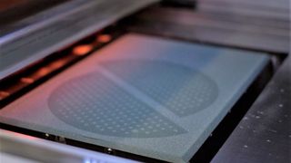 Forscher am Fraunhofer-Institut für Silicatforschung in Würzburg haben aus zwei bestehenden additiven Fertigungsverfahren ein System entwickelt, mit dem man Bauteile aus Keramik drucken kann. Hier ein Blick in den Arbeitsraum. (Bild: Fraunhofer-ISC)