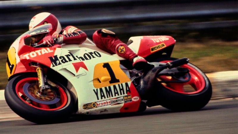 1985 führte Brembo für die 500-ccm-Klasse bei Motorradrennen die sogenannte Radialpumpe ein, die auch als radialer Hauptzylinder bezeichnet wird. Sie wurde entwickelt, um die Effizienz und das Ansprechverhalten des Bremssystems zu verbessern. Im Gegensatz zu herkömmlichen Axialpumpen, bei denen sich der Kolben parallel zum Lenker bewegt, verfügt die Radialpumpe über einen Kolben, der sich rechtwinklig zum Lenker bewegt. Diese Konstruktion ermöglicht eine direktere und effizientere Kraftübertragung von der Hand des Fahrers auf den Bremssattel. (Bild: Brembo)