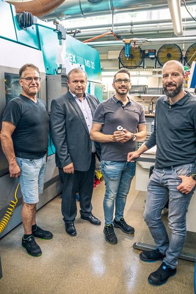 Zufriedene Gesichter v. l. n. r.: Emil Hugentobler (Maschineneinrichter W. E. Schultz), Andreas Mollet (Gebietsverkaufsleiter Schweiz von Mapal), Patrick di Cataldo (Technischer Berater Mapal) und  Alexander Jaksch (stellvertretender Leiter Dreherei W. E. Schultz). (Bild: Vollrath)