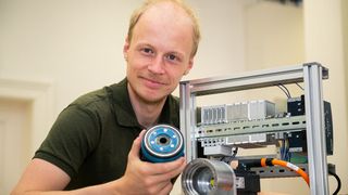 Doktorand Philipp Eisele entwickelte das „Smart Gear“, ein Koaxialgetriebe ohne umlaufende Zahnräder, das Platz für smarte Komponenten bietet.  (TU Graz / Robert Frankl)
