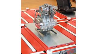 Mit dem Matrix-Sorter können Kleinteile in Behältern und größere Baugruppen wie etwa Motoren bewegt, verteilt, bereitgestellt und zwischengespeichert werden. (Denipro)