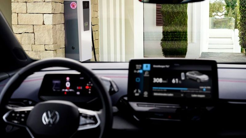 Mit Vehicle-to-Grid können Autofahrer Geld verdienen, wenn die Ausrüstung vorhanden ist.(Bild:  VW)