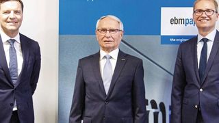 Stolz über die Auszeichnung EY Entrepreneur Of The Year: Stefan Brandl, Vorsitzender der Geschäftsführung der EBM-Papst Gruppe,Gerhard Sturm, Gründer und Ehrenbeiratsvorsitzender, Ralf Sturm, Gesellschafter und Mitglied des Beirates (v.l.).  (ebm-papst)