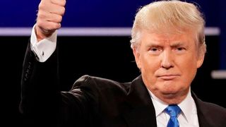 Noch heißt es für Donald Trump „Daumen hoch“, was die US-Zölle auf Stahl und Aluminium betrifft, die kürzlich in Kraft getreten sind. Kieler Forscher wollen nun aber per Simulation festgestellt haben, dass die EU sich eher zurücklehnen kann – im Gegensatz zu anderen ... (Bild: AP)