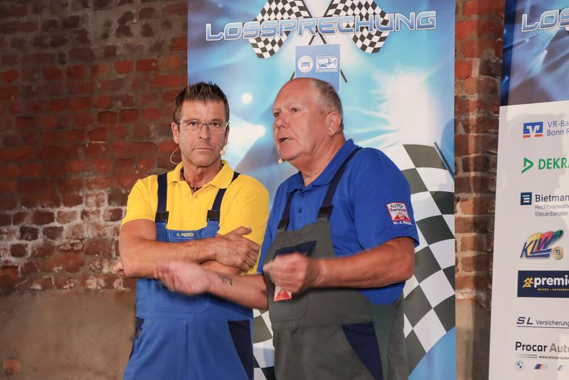 Einen weiteren Programmpunkt übernahmen die Innungsvorstände Holger Parsch und Hans-Jürgen Faul – bekannt als „Die Autodoktoren“. Sie sprachen vor allem über die Bedeutung von Entscheidungen. (Bild: Kfz-Innung Köln / Auweiler)