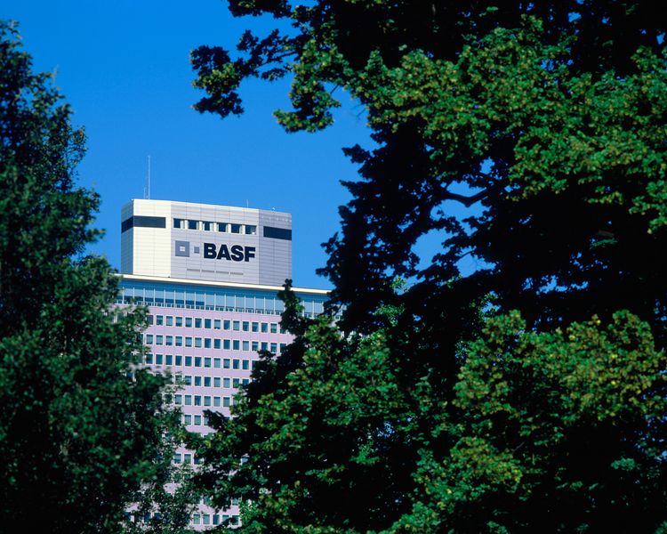 Platz 1: BASF, Deutschland  BASF ist weltweit in über 80 Ländern vertreten. Hauptsitz von BASF ist bis heute Ludwigshafen am Rhein. Unser Bild zeigt das Friedrich-Engelhorn-Bürohochhaus der BASF. Das 1957 errichtete Gebäude ist 102 Meter hoch. (Bild: BASF)
