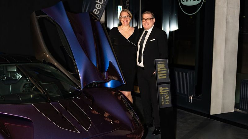 Tamara und Andreas Weeber freuen sich über den Neuzugang in ihrem Markenportfolio. (Bild: Autohaus Weeber)