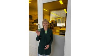 Le professeur Monika Saumer, docteur en sciences naturelles, de l'université de Kaiserslautern, développe des systèmes d'électrodes 3D permettant, par exemple, de reproduire l'innervation de cultures d'organoïdes complexes. (Bild: Université de Kaiserslautern)