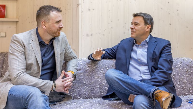 Gewährten tiefe Einblicke in das Thema Simulation: Die Geschäftsführer von CADFEM Germany, Josef A. Overberg (links) und Dr.-Ing. Matthias Hörmann. (Bild:  CADFEM/Nadine Wilhelm Fotografie)