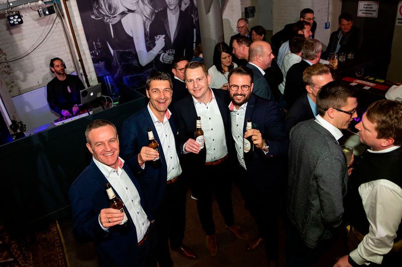 Nach der Preisverleihung wurde in der Bar weitergefeiert: Glückwunsch an die Gewinner vom Team von Auto Schmolck, die 2015 den Gebrauchtwagen Award gewannen. (Stefan Bausewein)