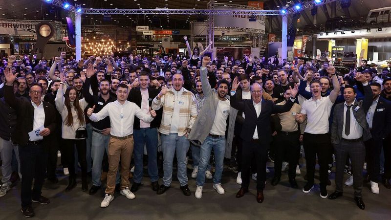 Bei der Lossprechungsfeier der Kfz-Innung Region Stuttgart wurden auf der Retro Classics 200 Absolventen in den Gesellenstand gehoben. Erstmal wurde der Rolf-Weeber-Preis für einen „Vorbildlichen Team-Worker“ vergeben. Neben den offiziellen Ehrungen bot die Lossprechungsfeier den Absolventen auch die Gelegenheit, gemeinsam mit ihren Familien, Freunden und Ausbildern auf ihre Erfolge anzustoßen und den erfolgreichen Abschluss ihrer Ausbildung zu feiern. (Bild:  Wolfgang List)