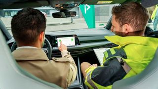 Die Probanden der Dekra-Unfallforschung hatten zum Teil erhebliche Schwierigkeiten beim Umgang mit Bedienfunktionen in modernen Cockpits. (Bild: Dekra)