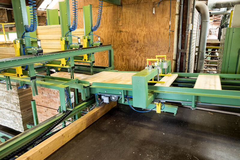 Die Rollon-Mono-Rail-Profilschienenführungen dienen der Breiteneinstellung des Staplers, der Holzzufuhr und der Bewegung der Maschinenarme. (De Vree)